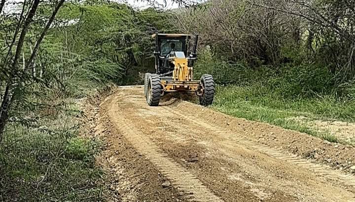Trabajando sin descanso por nuestros caminos rurales